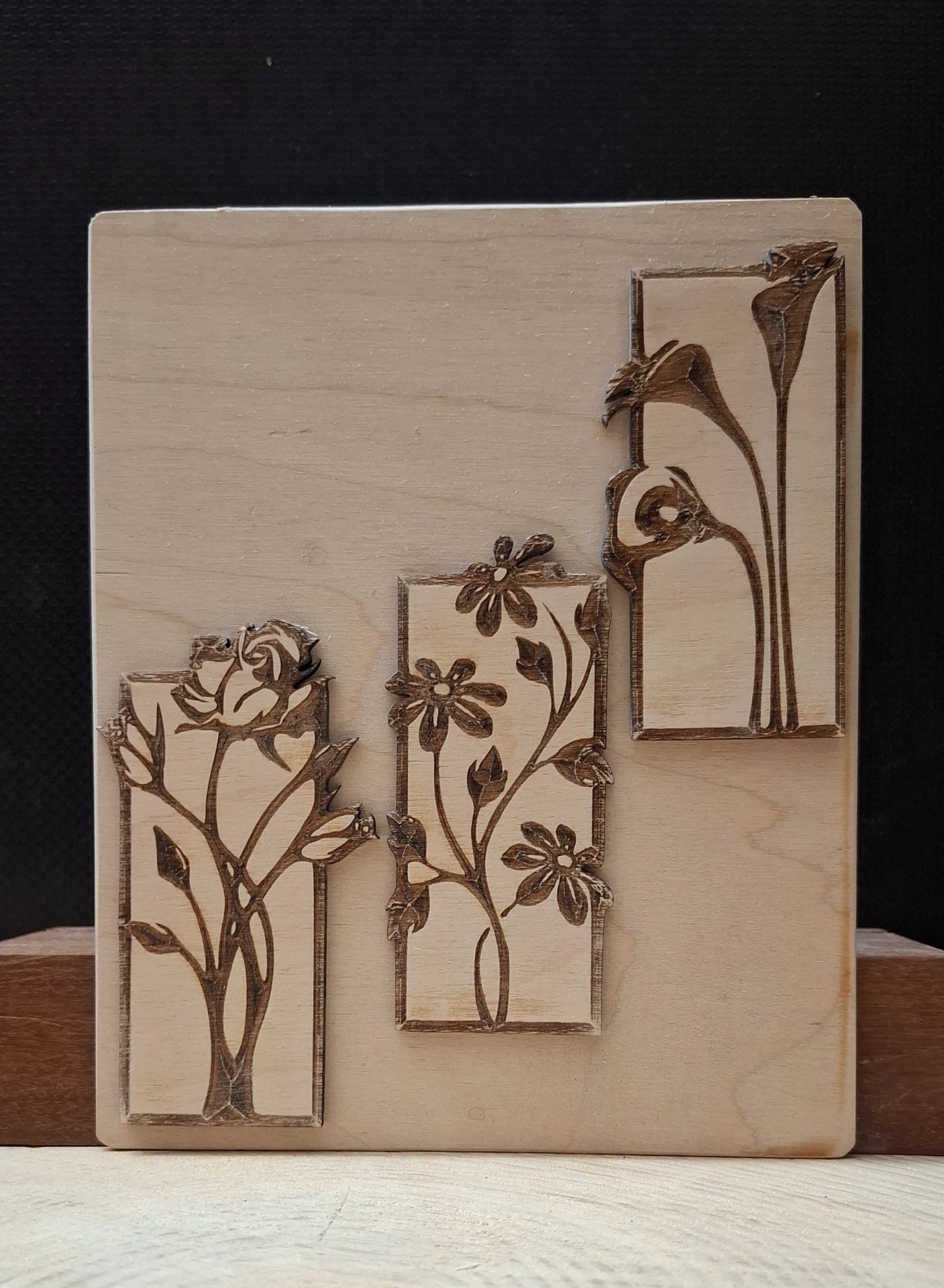 Motiv cvijeća, dizajniran kao drveni reljef, održava personalizirani pristup i preciznost