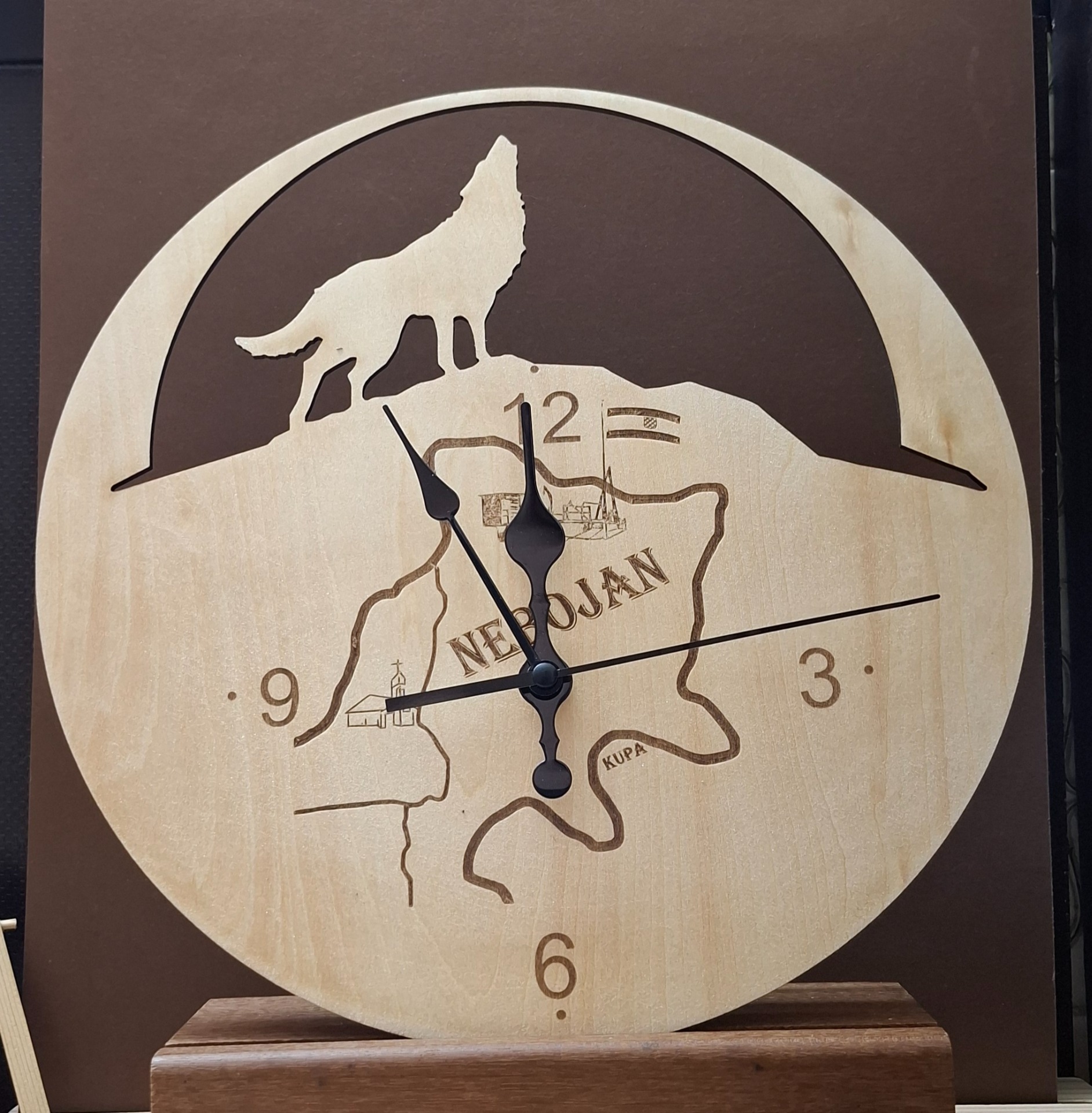 Unikatni drveni sat s laserskom gravurom-dekorativni komad s motivom vuka i graviranom mapom